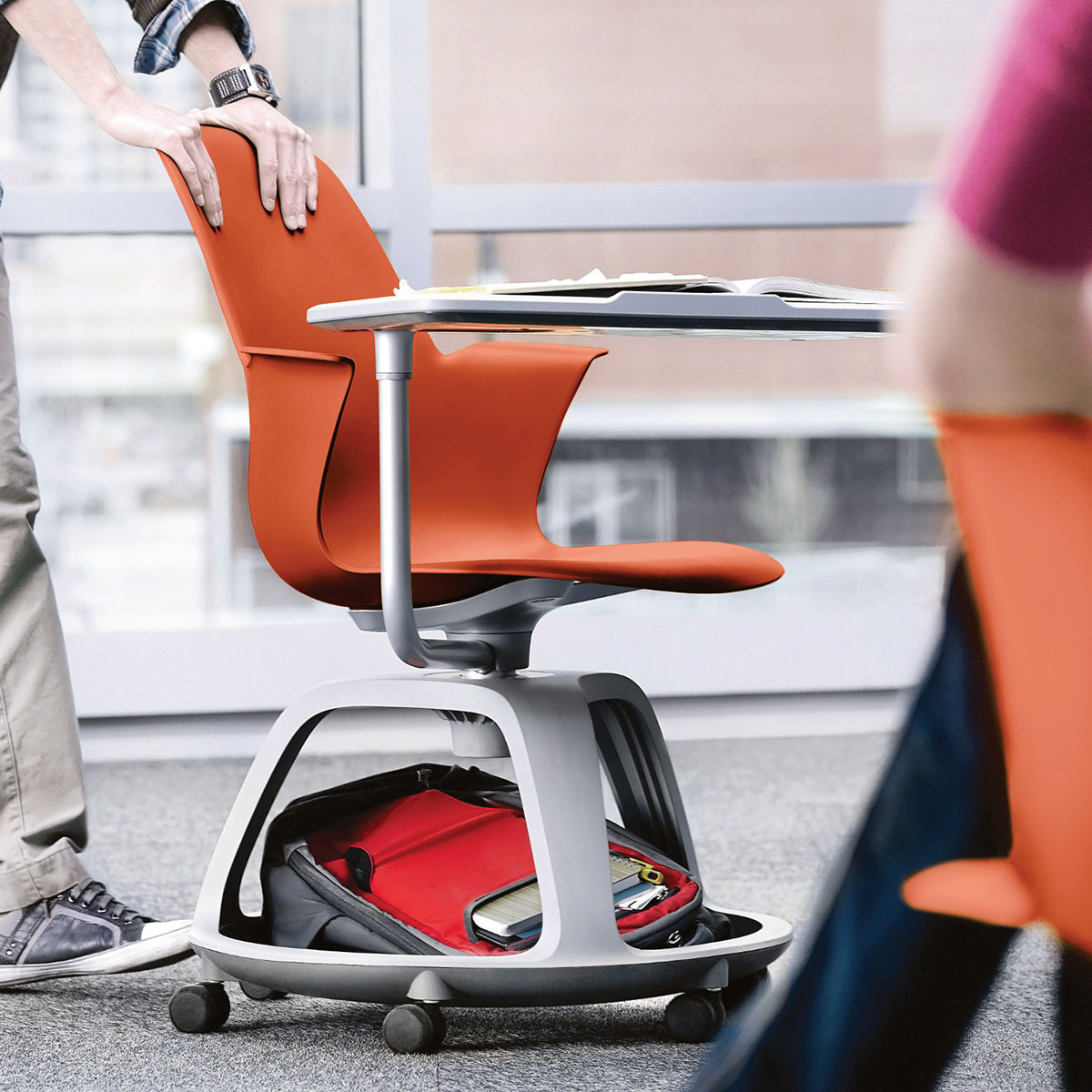 Steelcase NODE Seminarstuhl mit Schreibtablar Aktionsmodell Orange Steelcase NODE Seminarstuhl mit Schreibtablar Aktionsmodell Orange