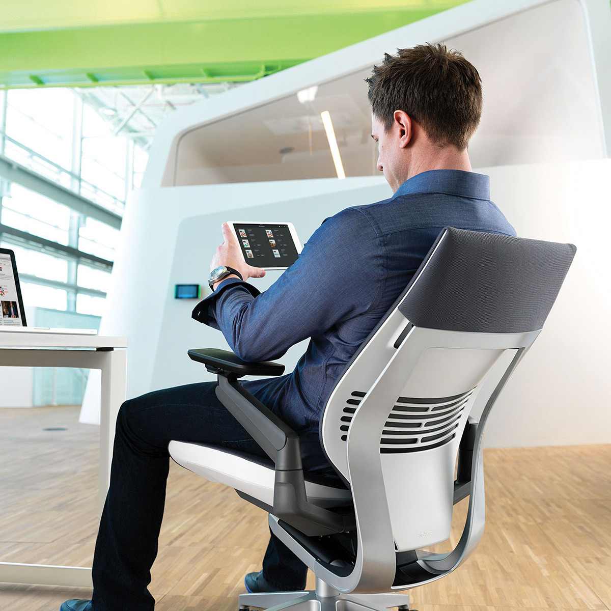 Steelcase Gesture Gamingstuhl mit Armlehnen und Stofftop Aktionsmodell