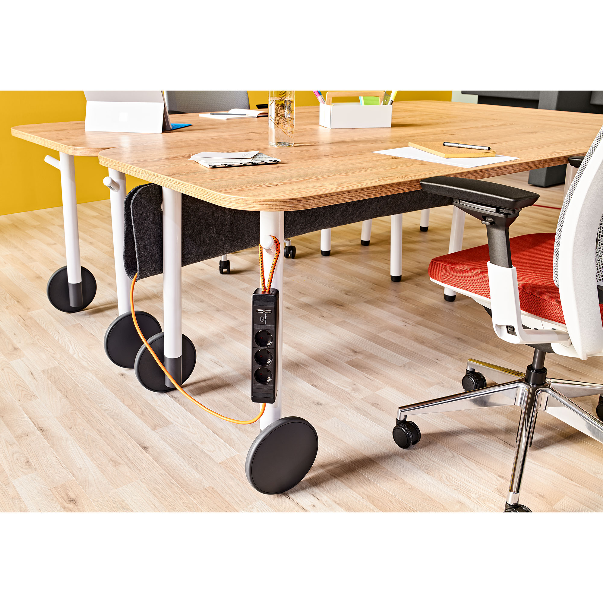 Steelcase Flex Collection Schreibtisch auf Rollen, einfach zu bewegen Steelcase Flex Collection Schreibtisch auf Rollen, einfach zu bewegen