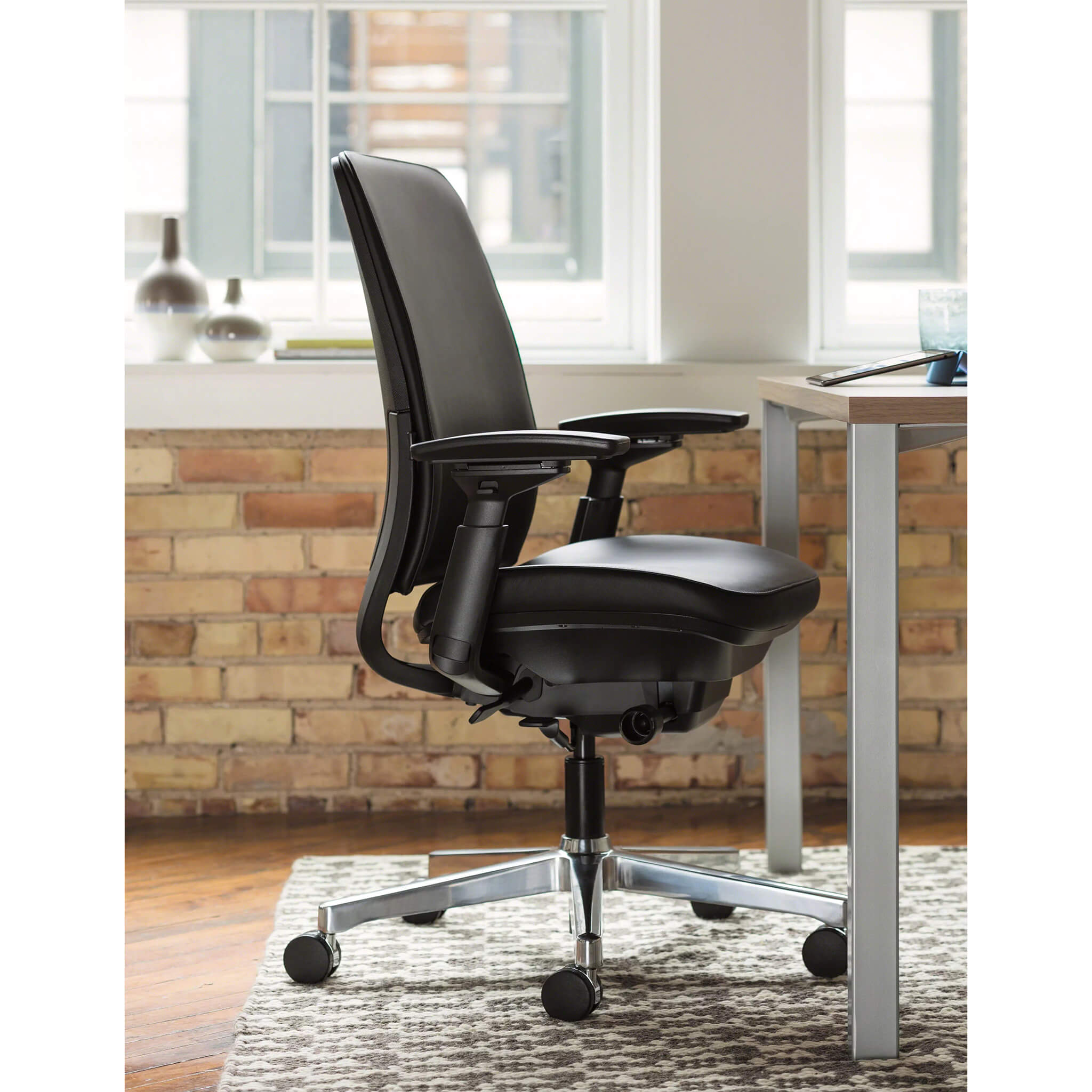 Steelcase AMIA Bürostuhl Executive Edition mit Premium-Leder und 4D-Armlehnen