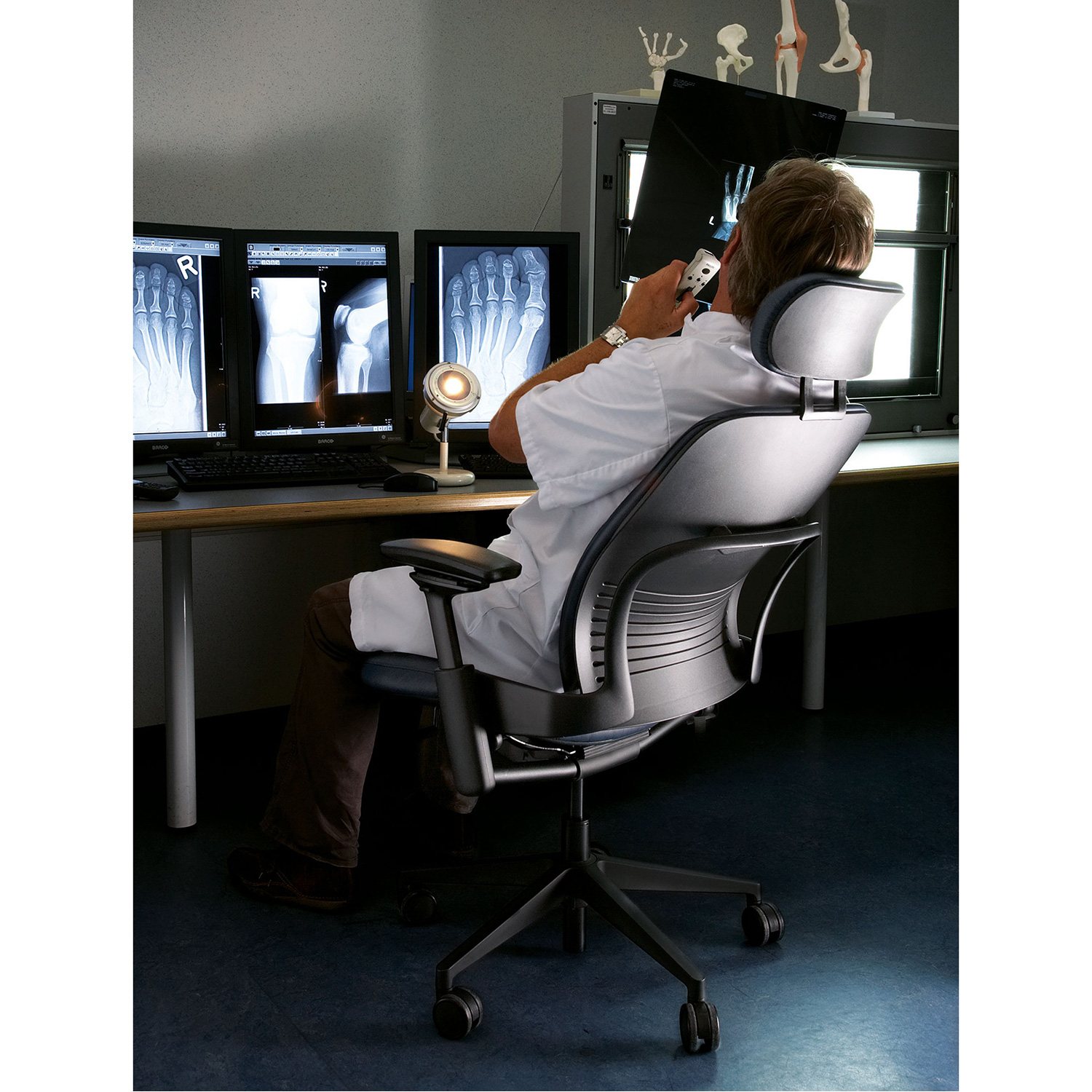 Steelcase Leap V2 Arbeitsstuhl mit Kopfstütze und Armlehnen Steelcase Leap V2 Arbeitsstuhl mit Kopfstütze und Armlehnen