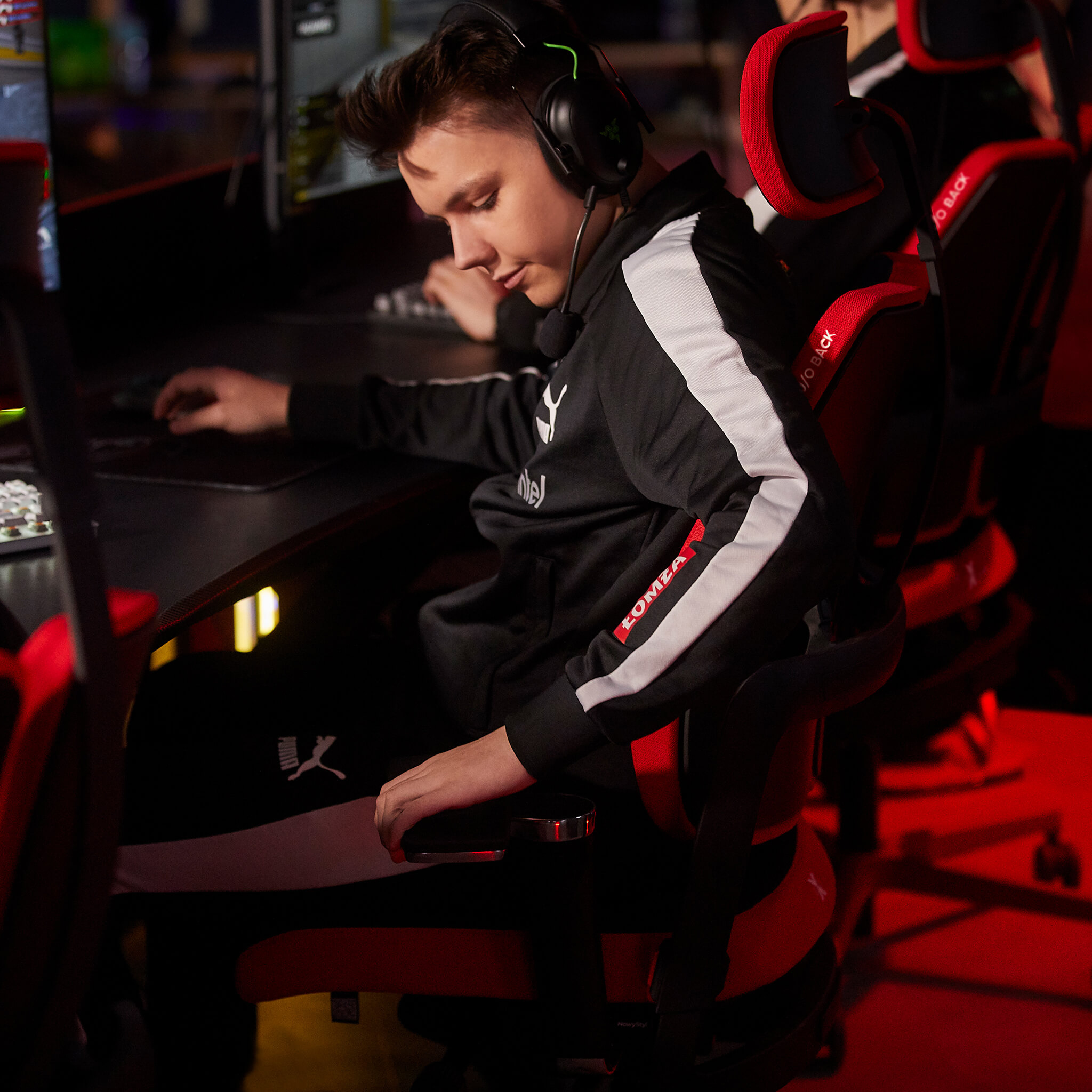 Nowy Styl Xilium-G Gaming Chair blue mit zweigeteilter Rückenlehne und X-Move-Technologie