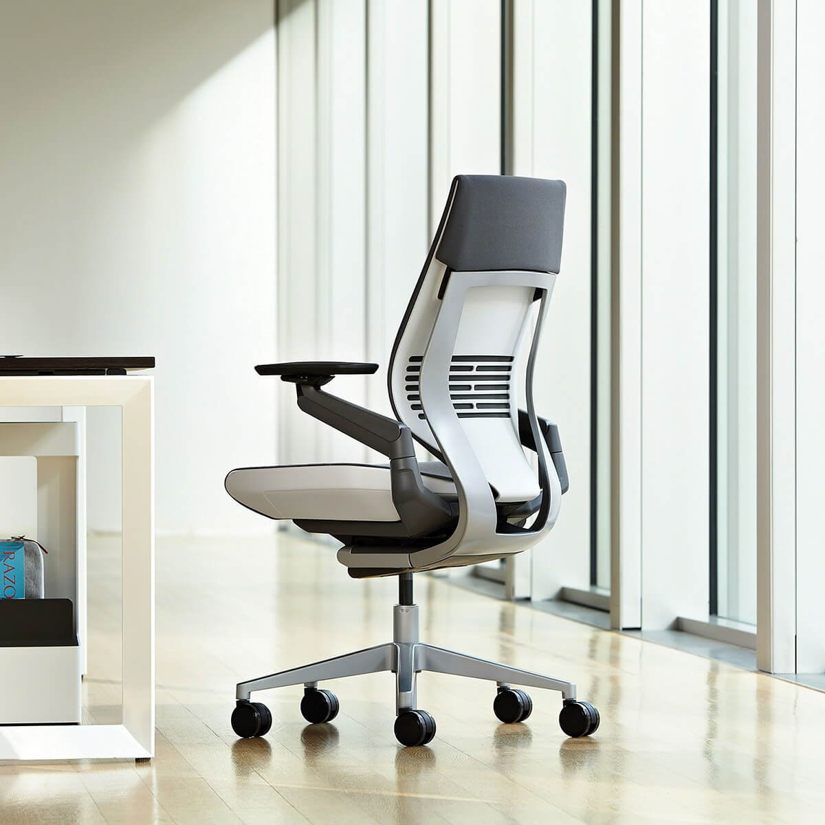 Steelcase GESTURE Bürodrehstuhl mit Stofftop Steelcase GESTURE Bürodrehstuhl mit Stofftop