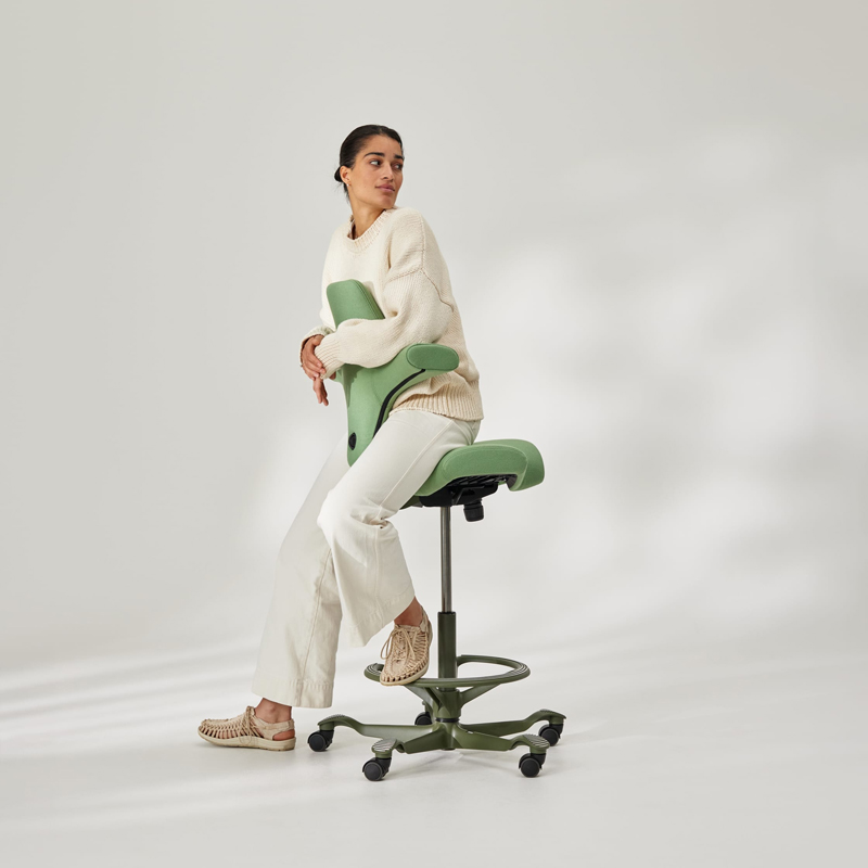 HAG Capisco 8105 Arbeitsstuhl ohne Rückenlehne mit Sattelsitz