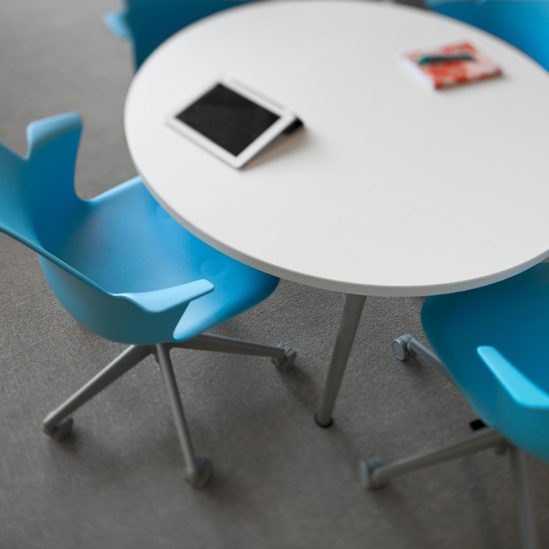 Steelcase NODE Seminarstuhl mit Schreibtablar Aktionsmodell Orange