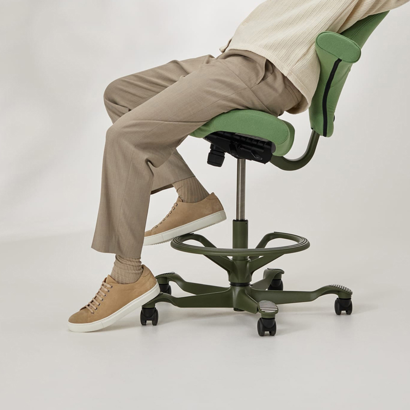 HAG Capisco 8105 Arbeitsstuhl ohne Rückenlehne mit Sattelsitz