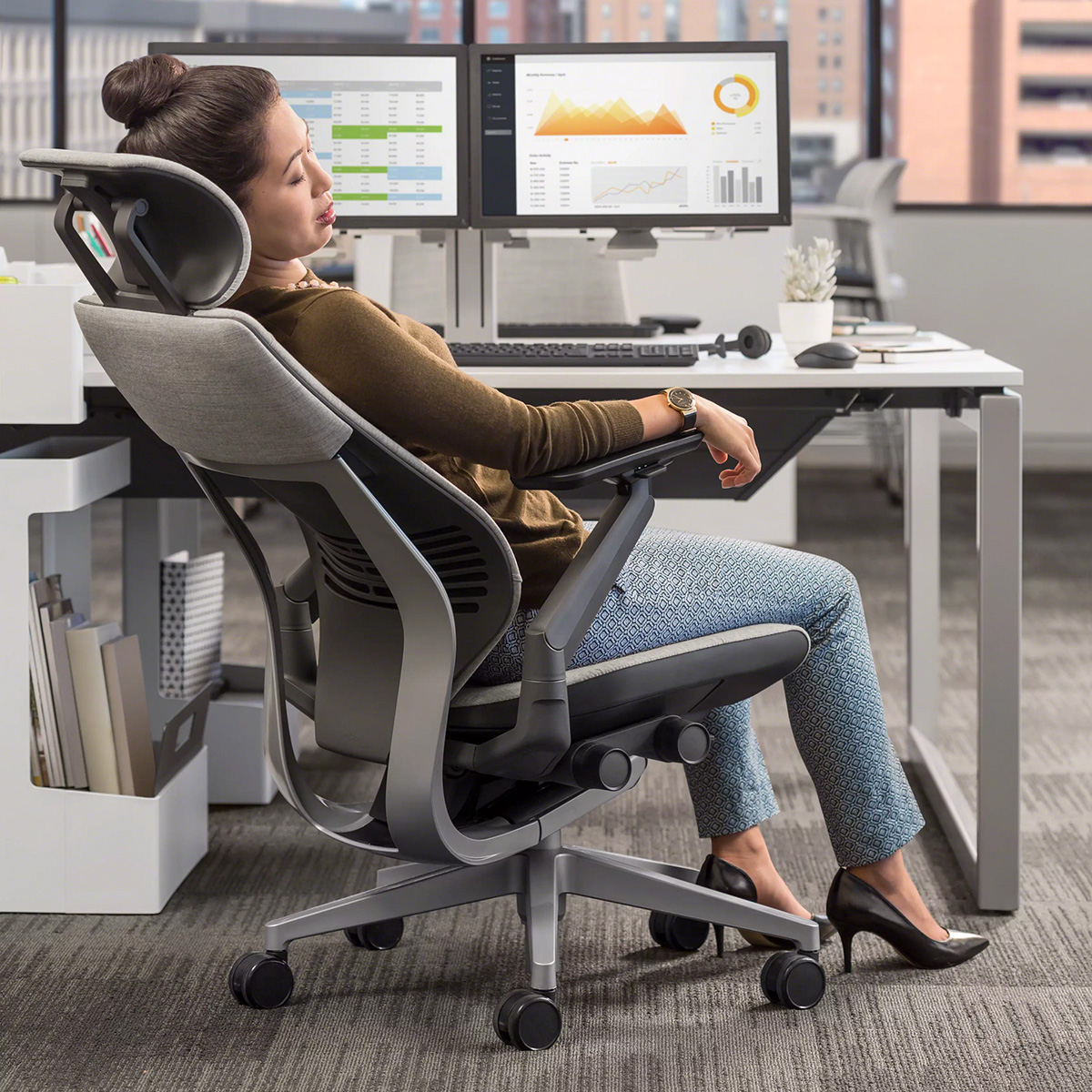 Steelcase GESTURE Bürostuhl HALLOWEEN-Edition Remix Kürbis mit Echtleder-Kopfstütze Steelcase GESTURE Bürostuhl HALLOWEEN-Edition Remix Kürbis mit Echtleder-Kopfstütze